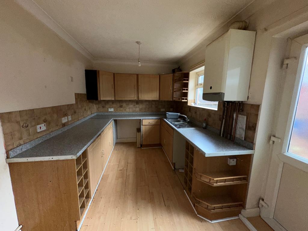 Lot: 123 - FIVE-BEDROOM DETACHED HOUSE WITH GARAGE AND GARDEN FOR IMPROVEMENT - Kitchen
